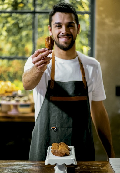 Chef Pasteleiro De Uma Das Maiores F Bricas De Chocolate Ensina Nos