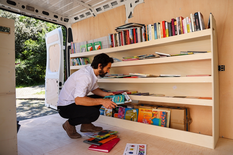 Biblioteca Itinerante Est A Percorrer O Interior Do Pa S