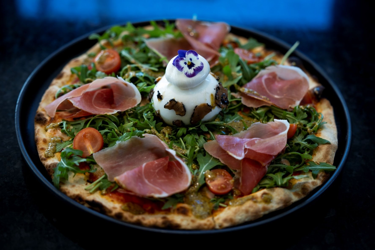 Massa fina e fermentação natural nA Tal da Pizza em São João da Madeira