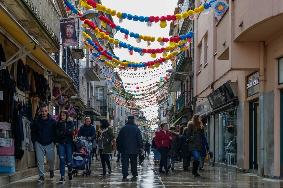 O que tem a rua mais comercial de Barcelos?