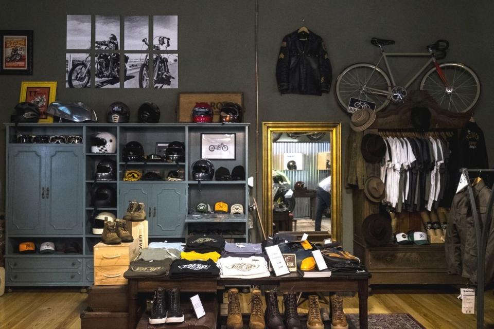 A antiga garagem do Porto que junta motas e petiscos