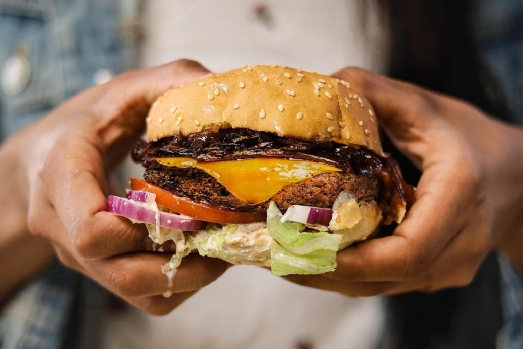 Mother Burger. A mãe dos hambúrgueres vegan chegou à Estrela - Restaurantes  - MAGG